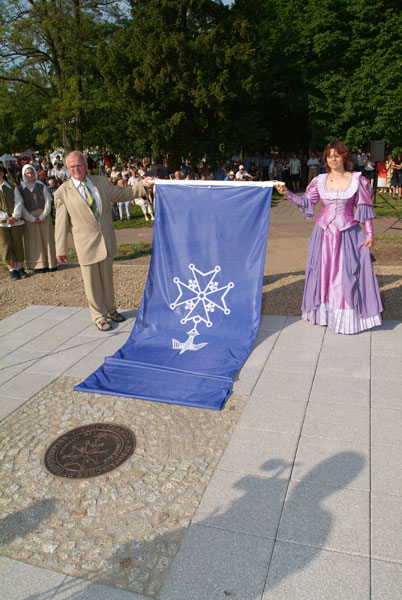 B�rgermeister Peter Schauer bei der �ffentlichen Namensgebung des �Europ�ischen Hugenottenparks� zum 44. Deutschen Hugenottentag im Mai 2005
 (Ein Klick auf das Bild bringt Sie auf die vorherige Seite)