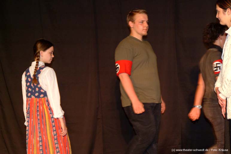 10.Schultheaterfest - Montag - Bild 36
 (Ein Klick auf das Bild bringt Sie auf die vorherige Seite)