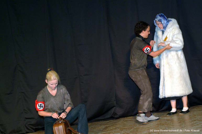 10.Schultheaterfest - Montag - Bild 44
 (Ein Klick auf das Bild bringt Sie auf die vorherige Seite)