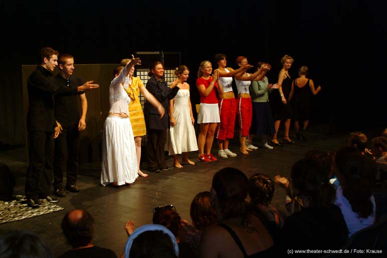 10.Schultheaterfest - Montag - Bild 123
 (Ein Klick auf das Bild bringt Sie auf die vorherige Seite)