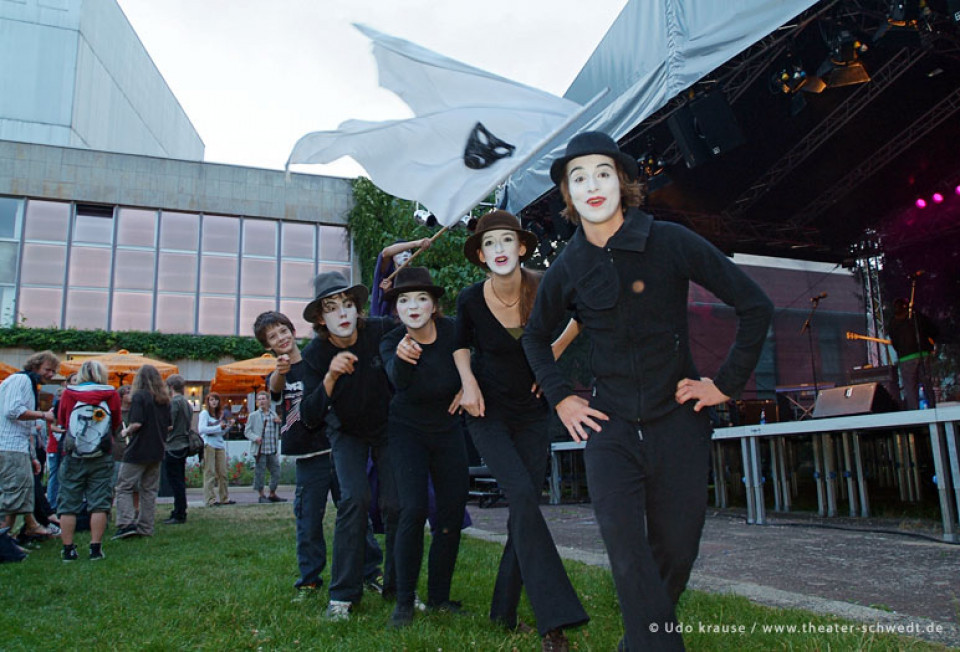Straßentheateraktionen - Theaterteenwork, Schülertheater der Aktiven Naturschule Prenzlau