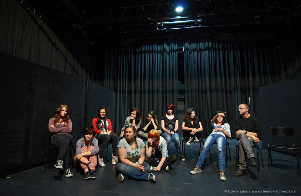 KriTisch zur Vorstellung Die Verrückten (Wariatki) - Teatr UHURU, Kulturhaus Gryfino