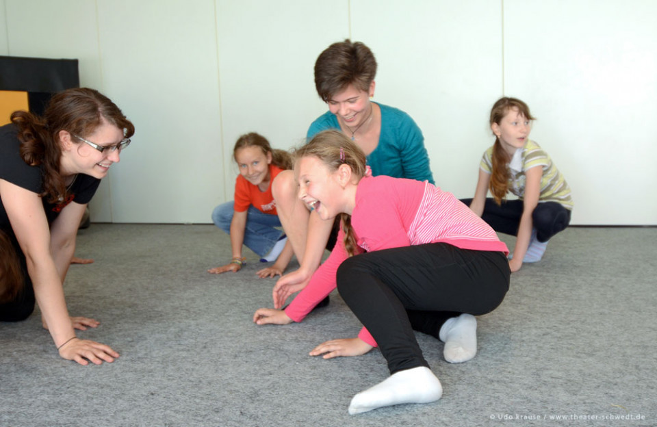 Werkstatt: Akrobatische Elemente im Schauspiel - Leitung: Vanessa Geppert, Schauspielschülerin
