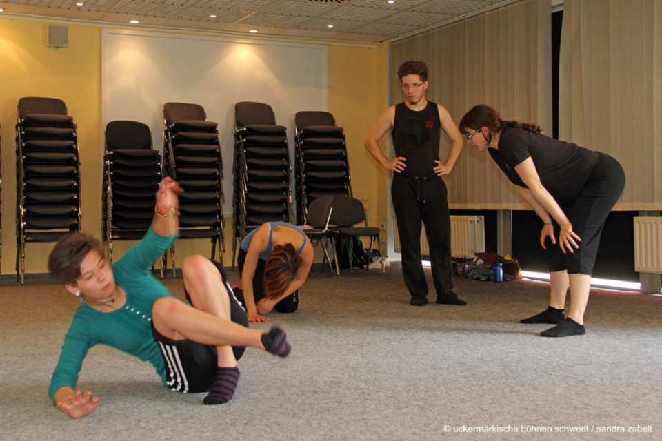 Werkstatt: Akrobatische Elemente im Schauspiel - Leitung: Vanessa Geppert, Schauspielschülerin