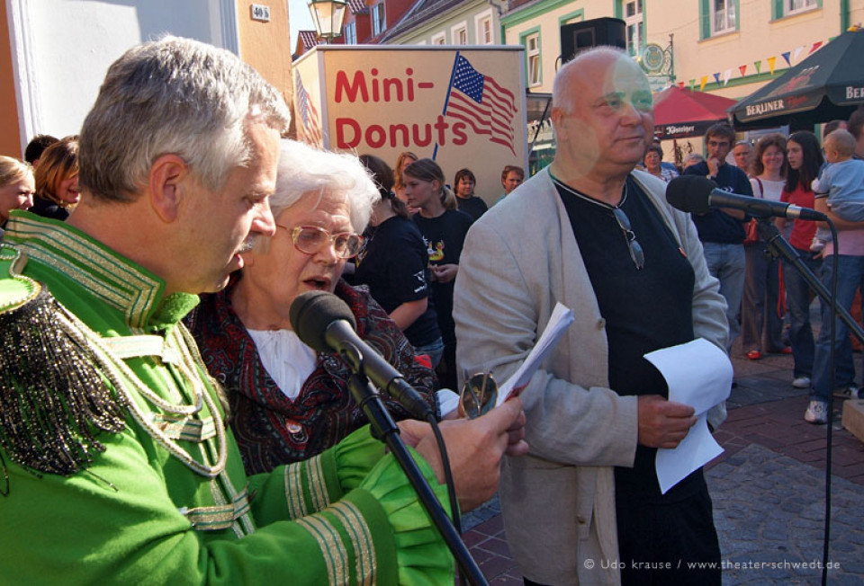 Jürgen Polzehl, Frau Brummund und Reinhard Simon bei der Umbenennung der Vierradener Str. in Penny Lane