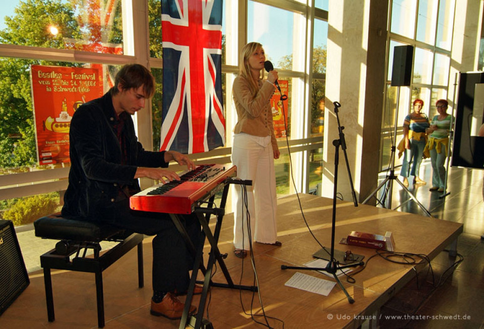 Das Duo Zepia eröffnete musikalisch die Ausstellung von Astrid Kirchherr