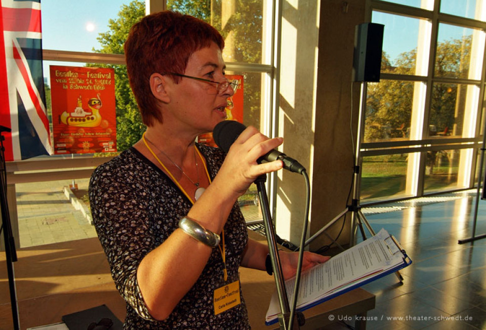 Moderatorin Carla Kniestedt hielt die Rede zur Eröffnung der Astrid Kirchherr Ausstellung