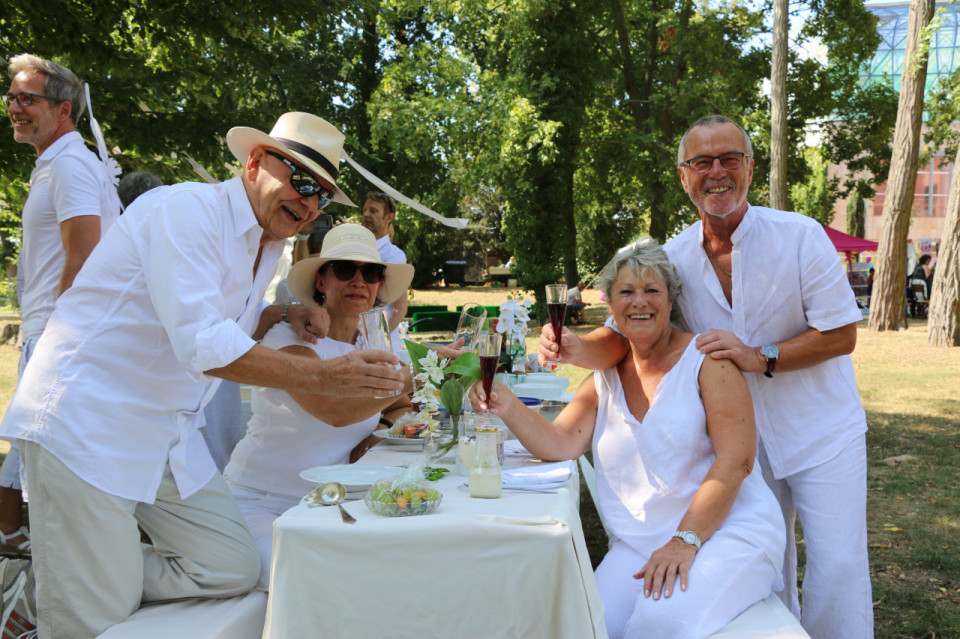 Dîner en blanc zur Spielzeiteröffnung