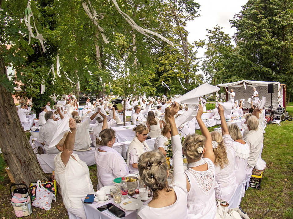 Dîner en blanc: Spielzeitauftakt 25/26