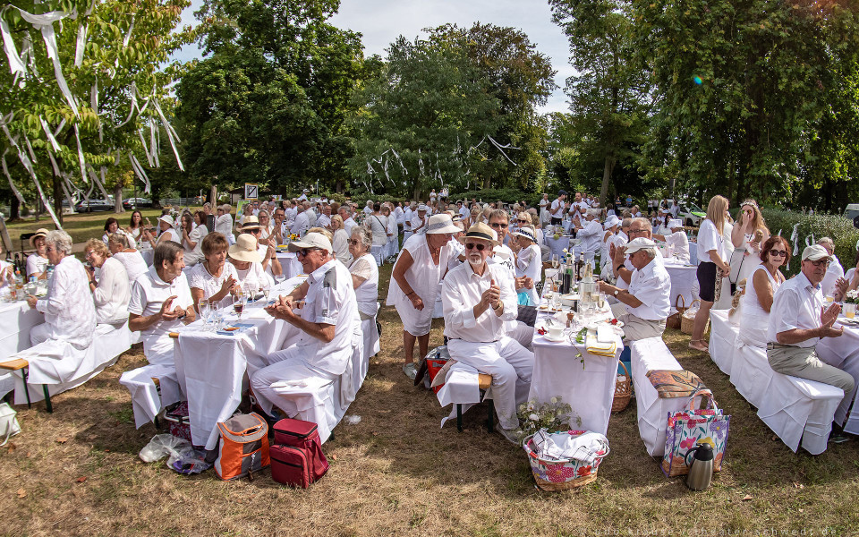 Dîner en blanc – Foto 19 von 20