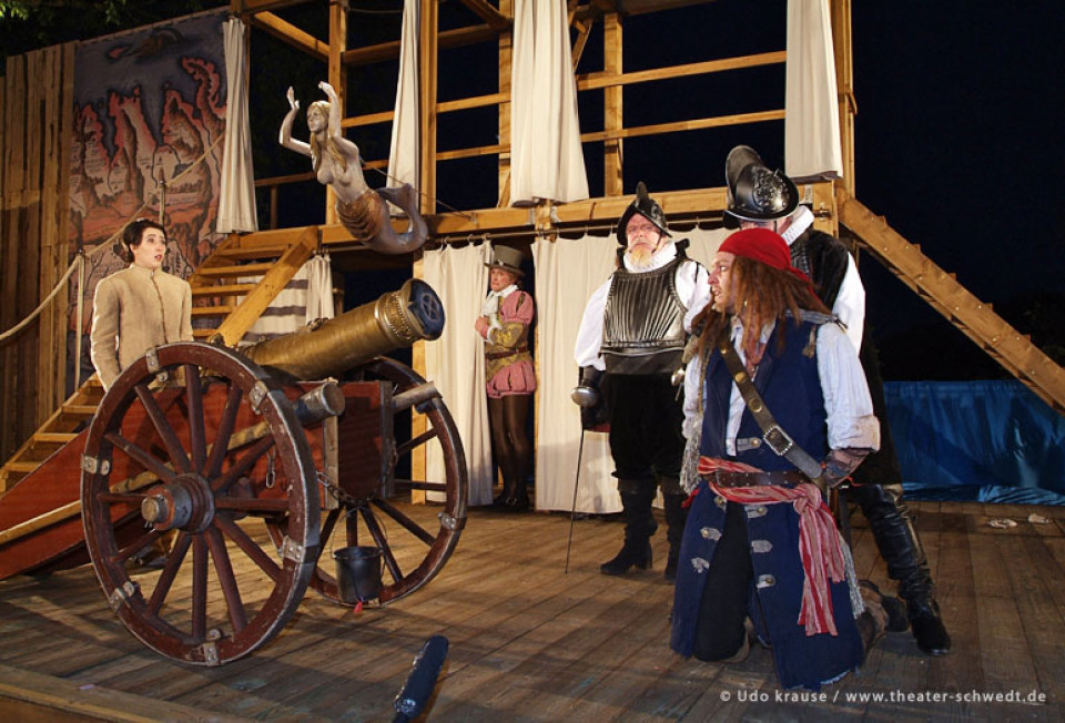 Was ihr wollt, 3. Akt, Viola / Cesario (Claire Varga), Andreas (Stephan von Soden), Valentin (Roland Möser), Antonio (Maximilian Wolff), Curio (Gerd Opitz)