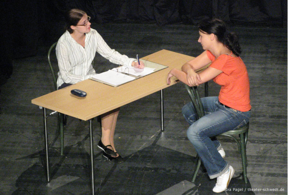 Blick durch die Flasche - Kurs Darstellendes Spiel, Kl. 11, C.-F.-Gauß-Gymnasium Schwedt