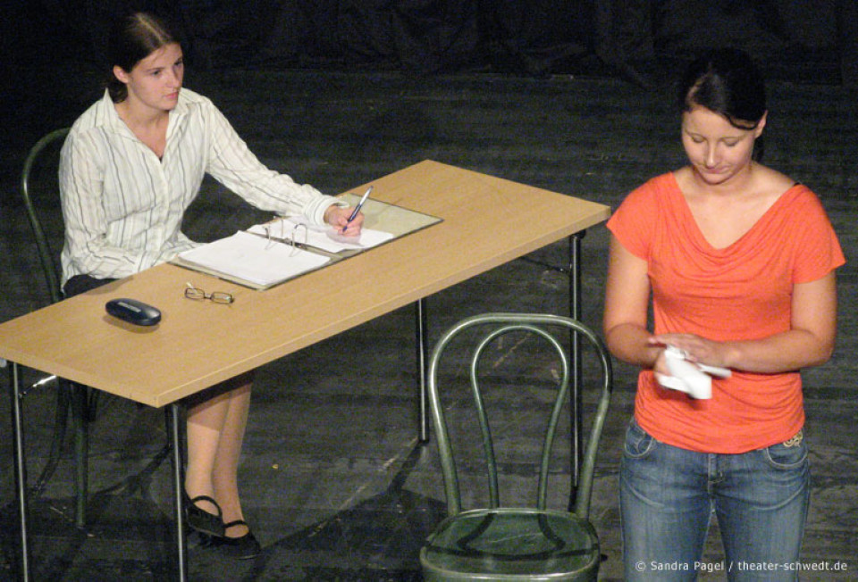 Blick durch die Flasche - Kurs Darstellendes Spiel, Kl. 11, C.-F.-Gauß-Gymnasium Schwedt
