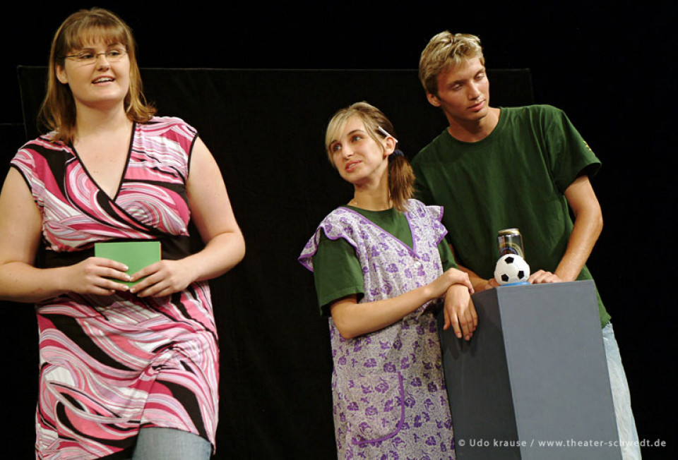 Hart an der offenen Grenze - die gaußgestoßenen, Kurs Darstellendes Spiel Kl. 12, C.-F.-Gauß-Gymnasium Schwedt