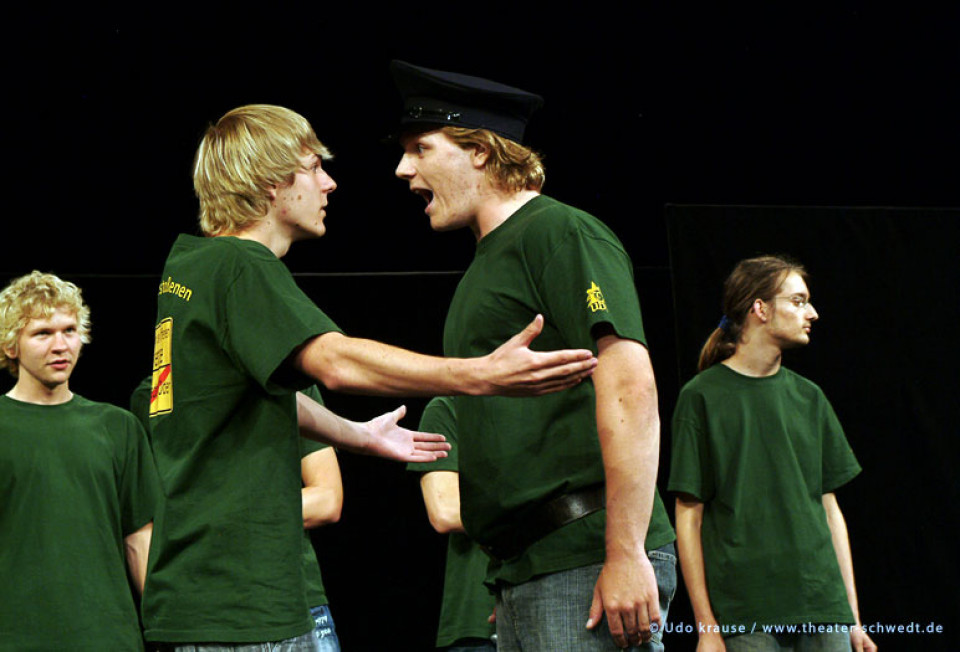 Hart an der offenen Grenze - die gaußgestoßenen, Kurs Darstellendes Spiel Kl. 12, C.-F.-Gauß-Gymnasium Schwedt