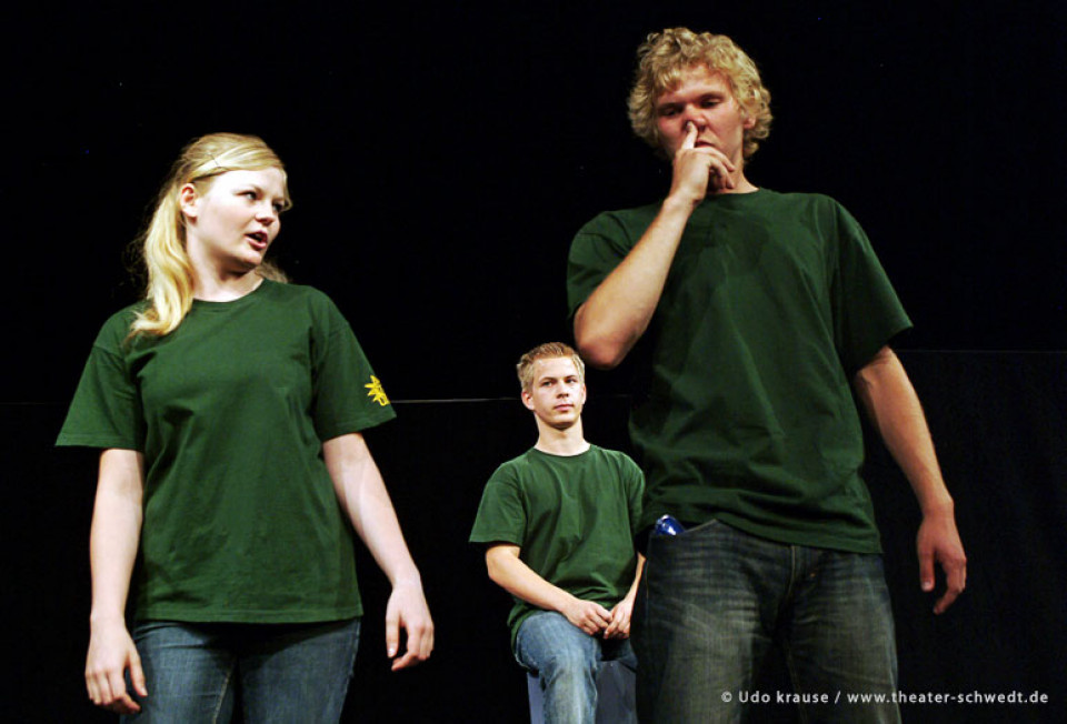 Hart an der offenen Grenze - die gaußgestoßenen, Kurs Darstellendes Spiel Kl. 12, C.-F.-Gauß-Gymnasium Schwedt