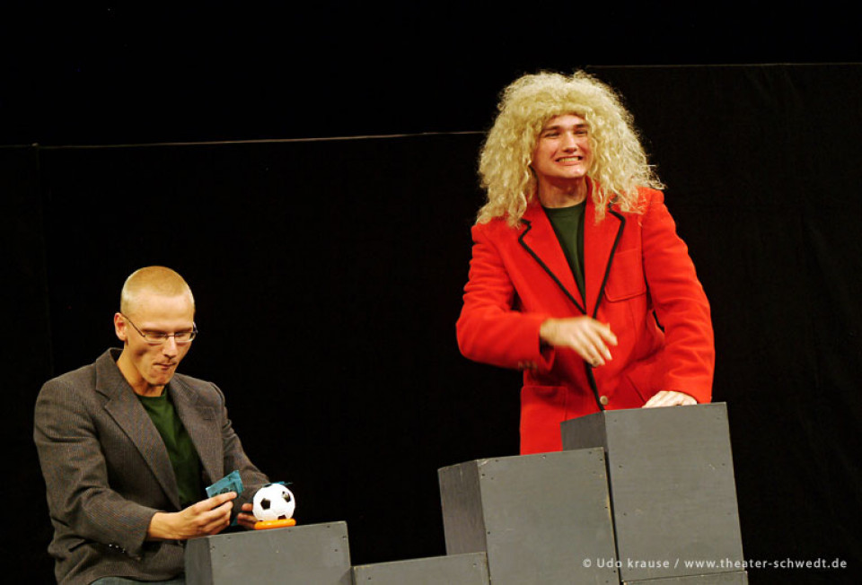 Hart an der offenen Grenze - die gaußgestoßenen, Kurs Darstellendes Spiel Kl. 12, C.-F.-Gauß-Gymnasium Schwedt