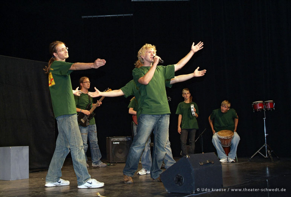 Hart an der offenen Grenze - die gaußgestoßenen, Kurs Darstellendes Spiel Kl. 12, C.-F.-Gauß-Gymnasium Schwedt