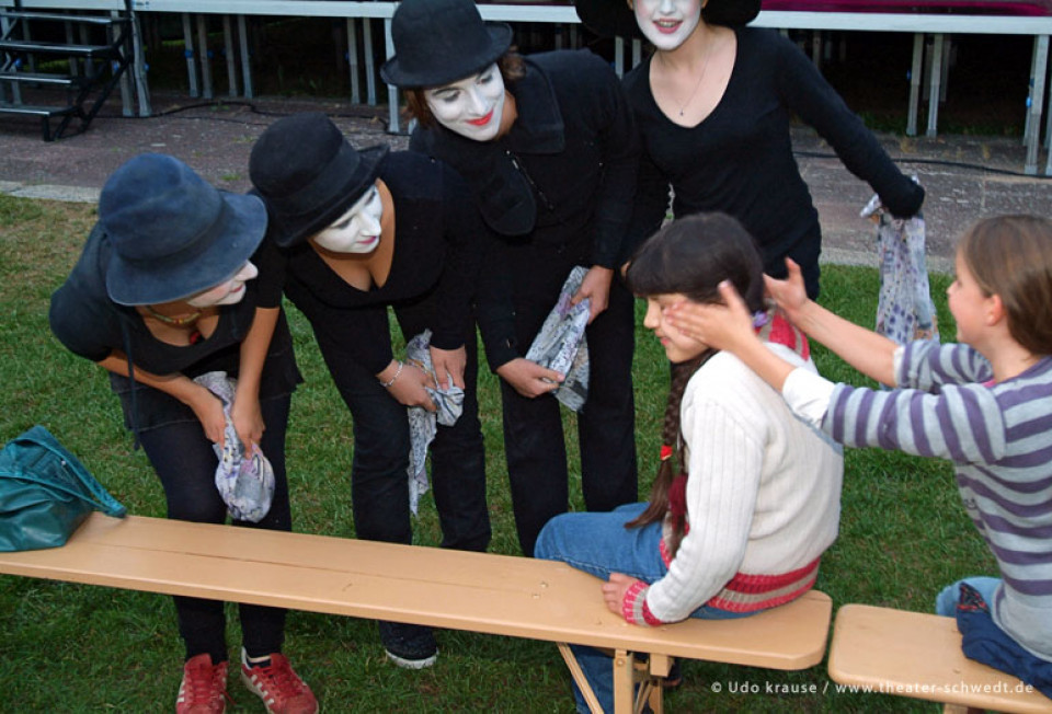 Straßentheateraktionen - Theaterteenwork, Schülertheater der Aktiven Naturschule Prenzlau