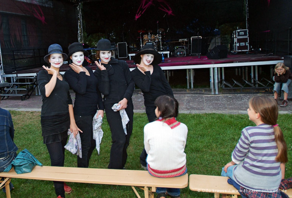 Straßentheateraktionen - Theaterteenwork, Schülertheater der Aktiven Naturschule Prenzlau