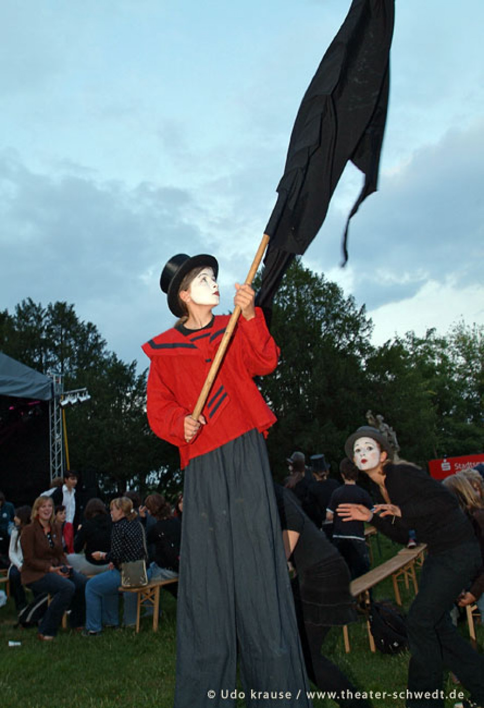 Straßentheateraktionen - Theaterteenwork, Schülertheater der Aktiven Naturschule Prenzlau