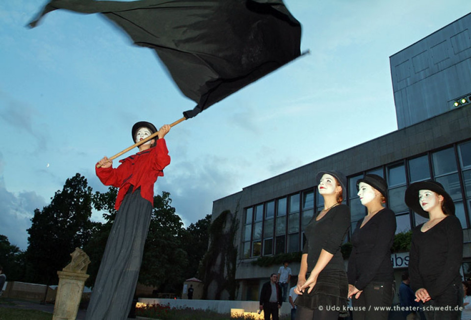Straßentheateraktionen - Theaterteenwork, Schülertheater der Aktiven Naturschule Prenzlau