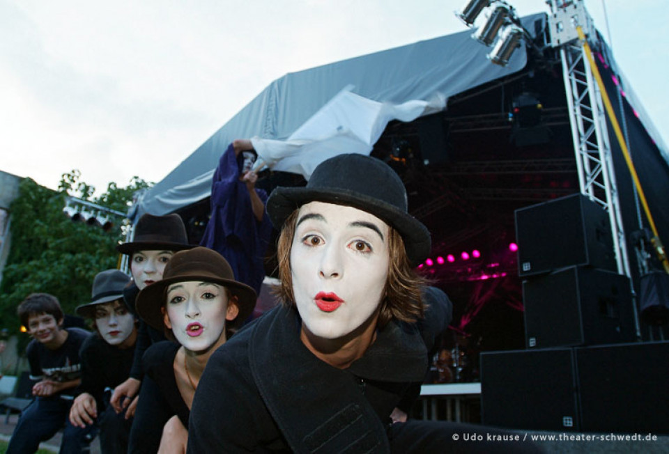 Straßentheateraktionen - Theaterteenwork, Schülertheater der Aktiven Naturschule Prenzlau