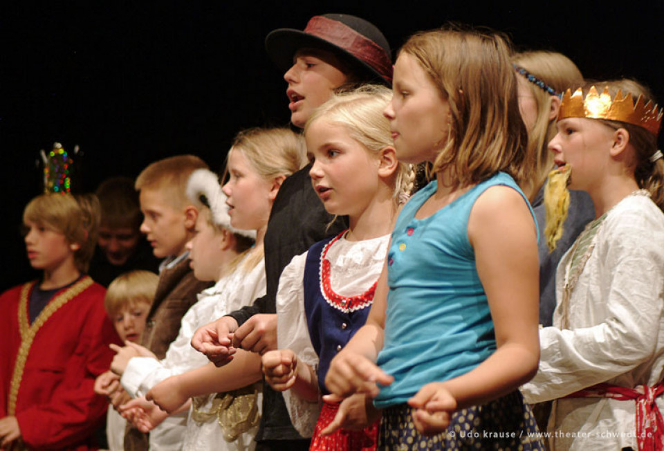 König Drosselbart - Kinderchor und Orchester der Uckermärkischen Musik- und Kunstschule Angermünde in Zusammenarbeit mit der Kl. 5 der Gustav-Bruhn-Oberschule Angermünde