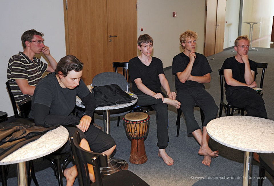 KriTisch zur Inszenierung Dionysos-Dithyramben, Theaterschule für Körper & Bildung Frankfurt (Oder)