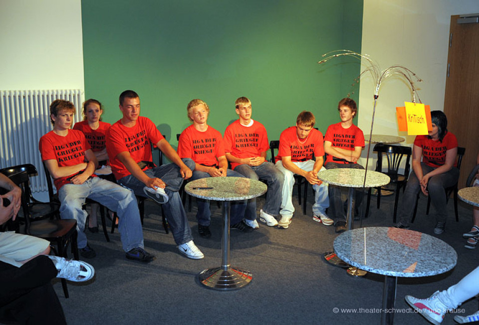 KriTisch zu Deutschland, deine Teenies / LDK Darstellen und Gestalten, Kl. 10, Gauß-Gymnasium Schwedt