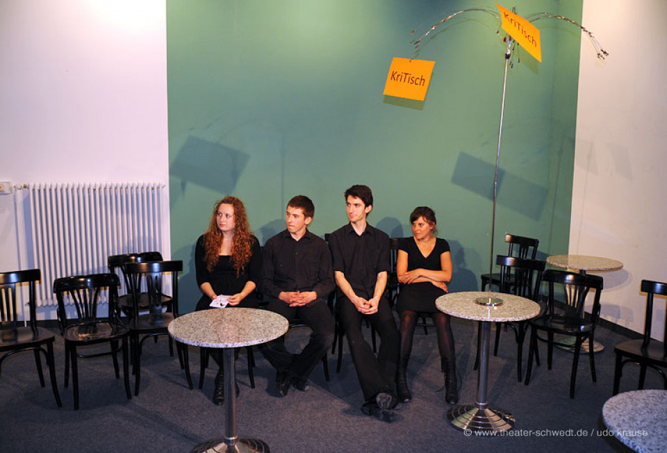 KriTisch zu Puzzle / Teatr w krzywym zwierciadle Stepnica, Polen