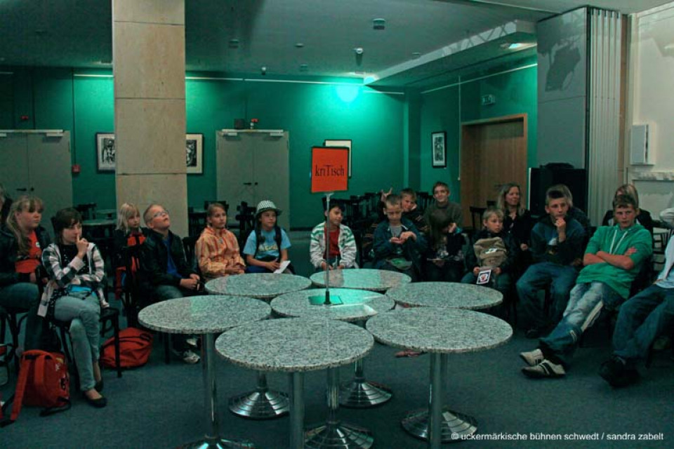 KriTisch zu Zauberkids / Theater-AG der Nordend-Schule Eberswalde