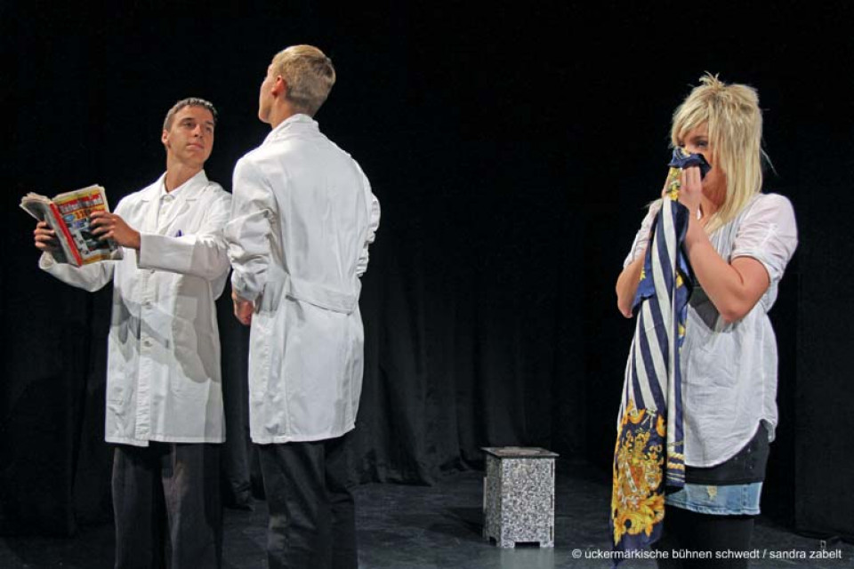 Dachschaden / Kurs Darstellendes Spiel, Kl. 12, C.-F.-Gauß-Gymnasium Schwedt