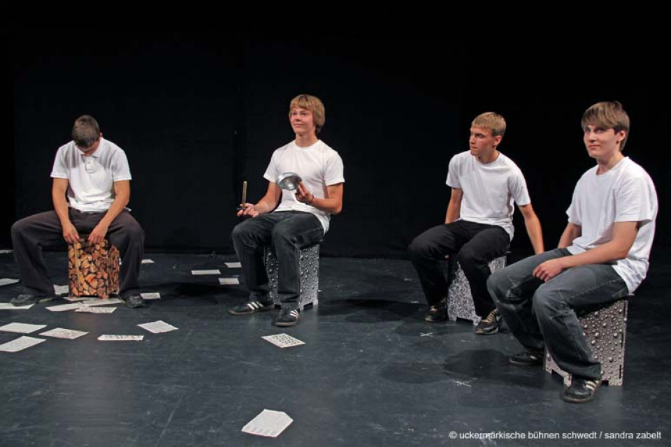 Dachschaden / Kurs Darstellendes Spiel, Kl. 12, C.-F.-Gauß-Gymnasium Schwedt