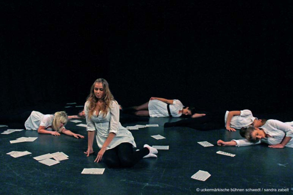 Dachschaden / Kurs Darstellendes Spiel, Kl. 12, C.-F.-Gauß-Gymnasium Schwedt