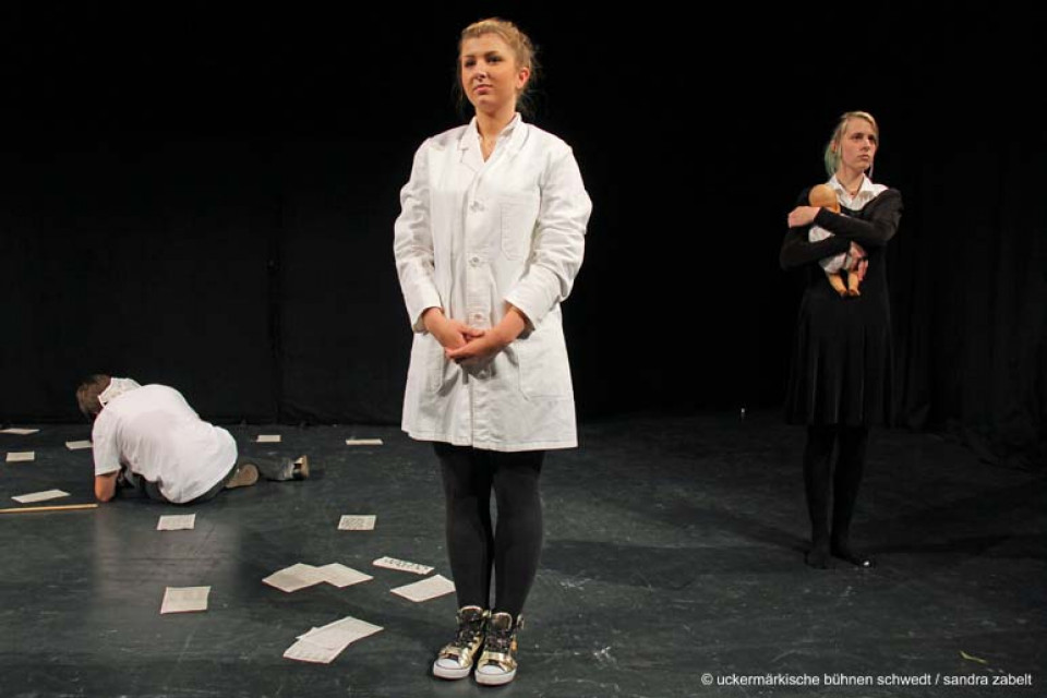 Dachschaden / Kurs Darstellendes Spiel, Kl. 12, C.-F.-Gauß-Gymnasium Schwedt