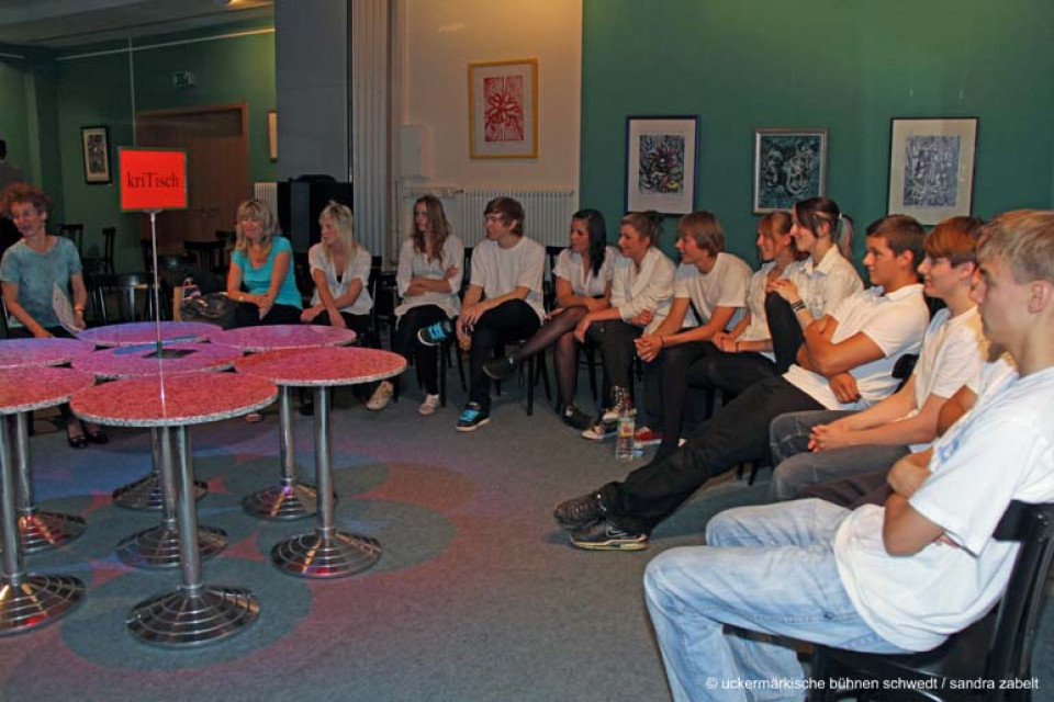 KriTisch zu Dachschaden / Kurs Darstellendes Spiel, Kl. 12, C.-F.-Gauß-Gymnasium Schwedt