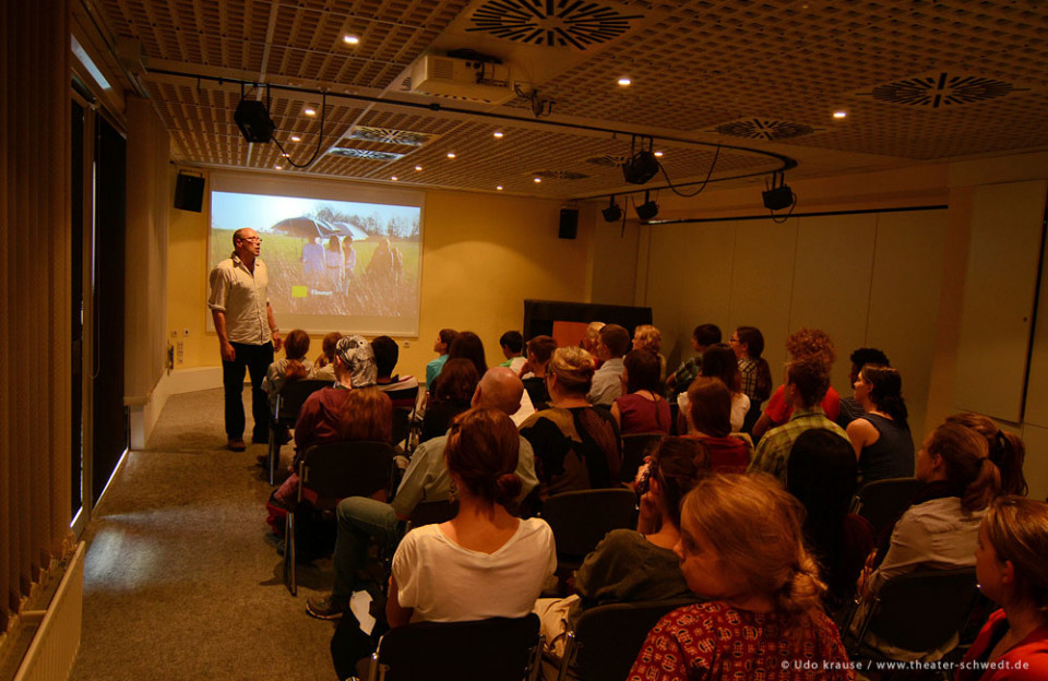 Drei Mädchen drei Koffer, Kurs Darstellendes Spiel, Oberschule der Aktiven Naturschule Prenzlau