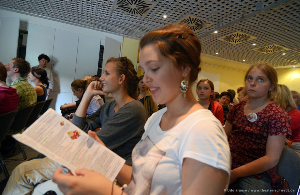 Drei Mädchen drei Koffer, Kurs Darstellendes Spiel, Oberschule der Aktiven Naturschule Prenzlau