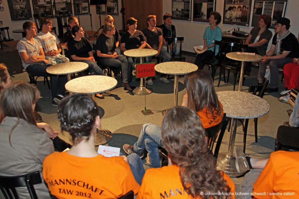 KriTisch zur Vorstellung Brecht! - Kurs Darstellendes Spiel, 4. Semester, Bertolt-Brecht-Gymnasium Bad Freienwalde