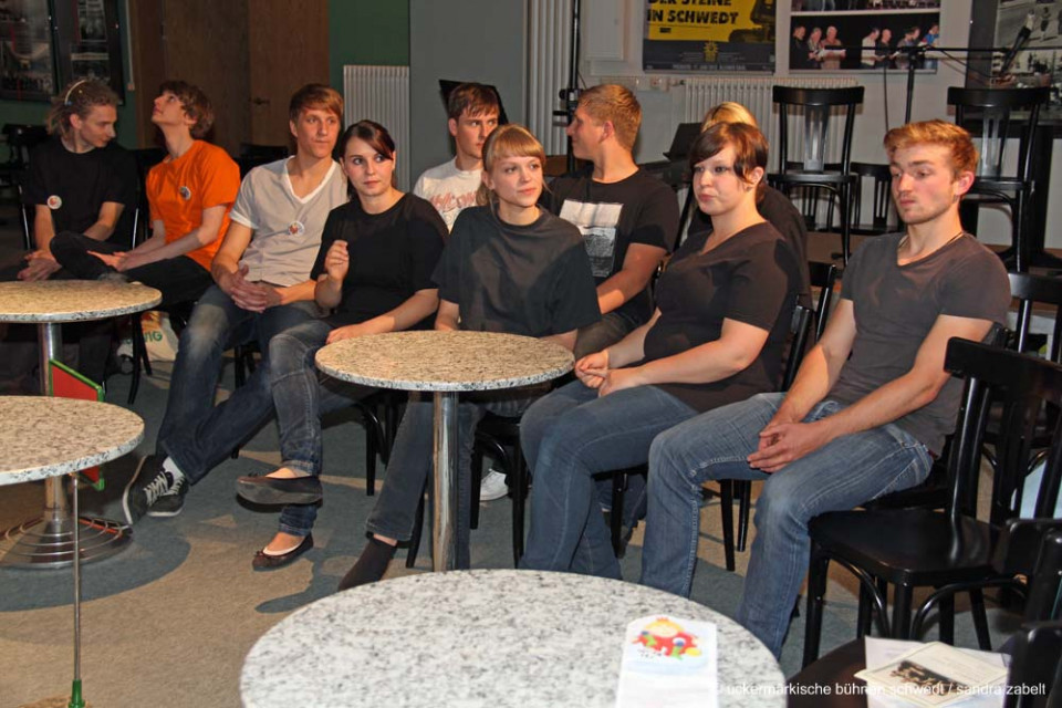 KriTisch zur Vorstellung Brecht! - Kurs Darstellendes Spiel, 4. Semester, Bertolt-Brecht-Gymnasium Bad Freienwalde