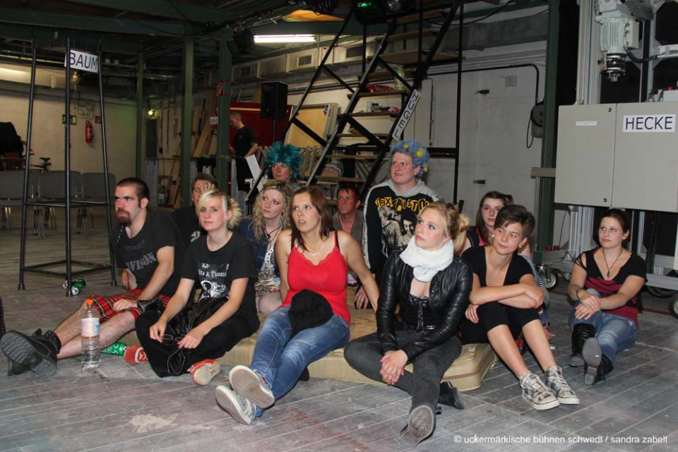 KriTisch zur Vorstellung DNA - MuT-Klub, Theaterjugendclub der ubs