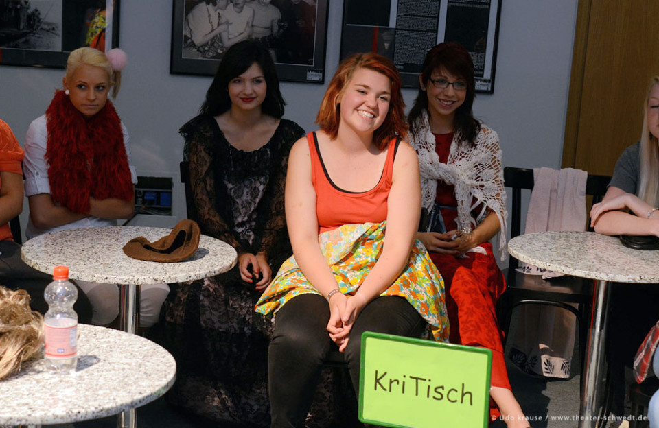 KriTisch zur Vorstellung Fernsehnstar(s) - Kurs Dastellendes Spiel, Kl. 11, C.-F.-Gauß-Gymnasium Schwedt