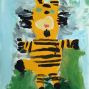 Ein stilisierter, gelber Tiger mit schwarzen Streifen hält sich mit seinen Armen an eine blaue Wand fest. Im Hintergrund sind grüne und graue Farbtöne zu sehen, die eine abstrakte Landschaft darstellen.