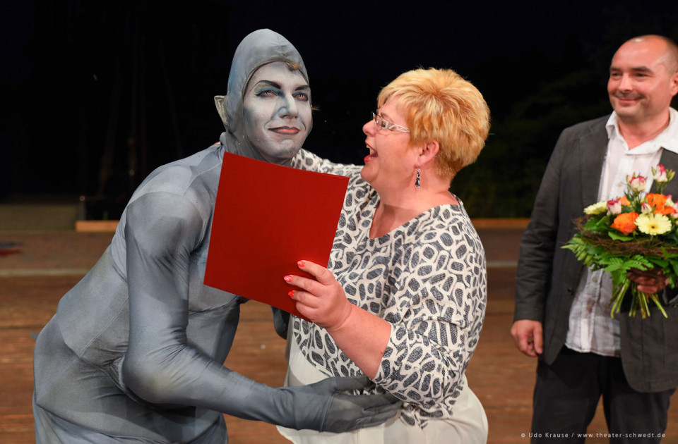Ute Schäfer gratuliert Daniel Heinz zur Auszeichnung