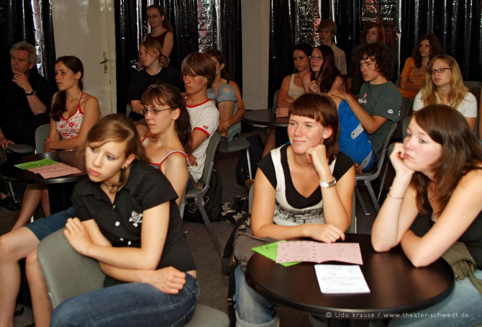 Publikum in der Vorstellung Du bist der Anpfiff, du Rasenbeißer! / FinowerKulturKabarett Kl. 10-13, Gymnasium Eberswalde-Finow