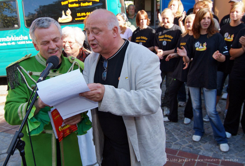 Intendant und Bürgermeister singen das Lied 