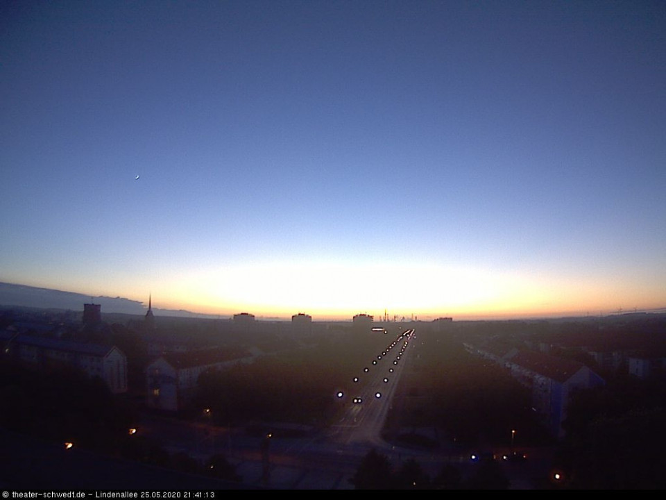 Über der kotholischen Kirchturmspitze ist die Sichel des zunehmenden Mondes zu sehen (hinzugefügt von Schwedter am 25.05.2020)