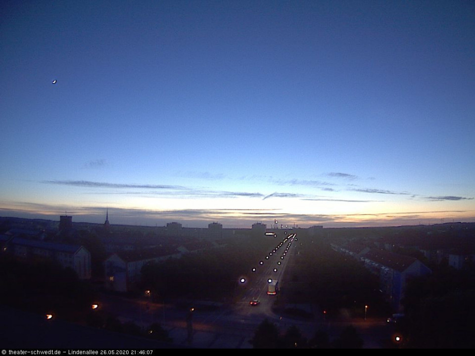 Abendhimmel ohne Kondensstreifen - das kommt nicht oft vor. Dafür mit Mond - Untergang kurz nach Mitternacht (hinzugefügt von Schwedter am 26.05.2020)