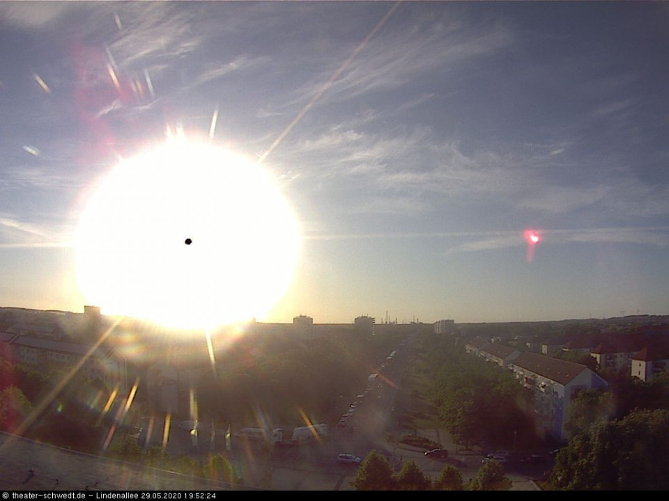 Wieder keine Polizei an der Lindenallee Ecke Berliner. Wer aus Richtung Nord kommt wird durch dumme LKW-Fahrer ausgebremst. Faule Polizei !!! (hinzugefügt von Schwedter am 29.05.2020)